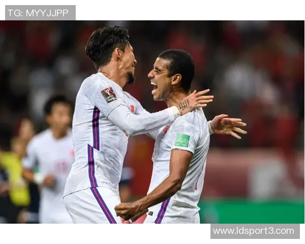 理查兹称赞马杜埃凯与本怀特右路默契配合展现全新风貌 理查兹称赞马杜埃凯与本怀特右路默契配合展现全新风貌