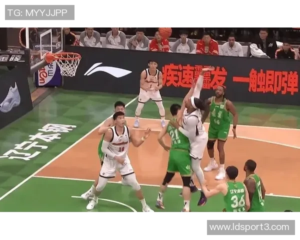 广东队惨遭逆转压哨进球掩盖全队低迷表现三分球无一命中半场落后26分