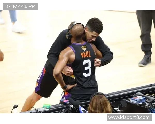 布克赛后与模仿者中国布克亲密合影赠送签名球衣展现友谊与支持