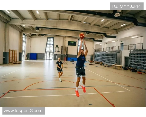 帕里什称赞东契奇体能提升赛后表现显著改善不再体力不支 帕里什称赞东契奇体能提升赛后表现显著改善不再体力不支