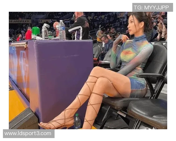 性感网红模特Monica与姐妹团齐聚NBA杯现场引发热议